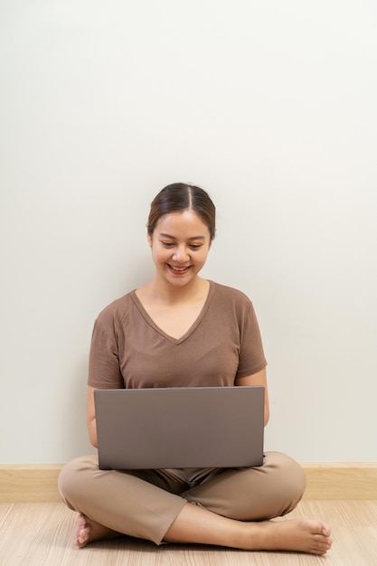 Femmes asiatiques assises avec un ordinateur portable Travailler à partir du concept d'entreprise à domicile