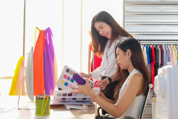 Les femmes asiatiques au travail sont créatrices de mode et tailleurs