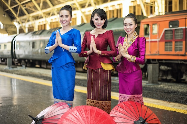 Femmes asiatiques bienvenues sawasdee avec costume traditionnel, concept de voyage