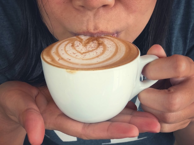 femmes asiatiques, boire du café chaud