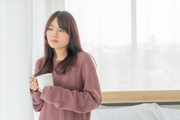 Femmes asiatiques, boire du café le matin