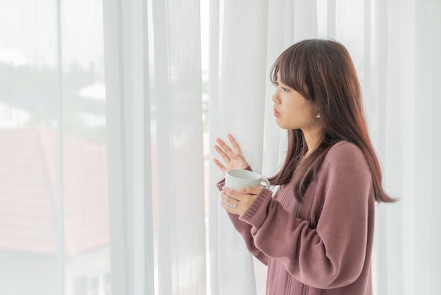 Femmes asiatiques, boire du café le matin