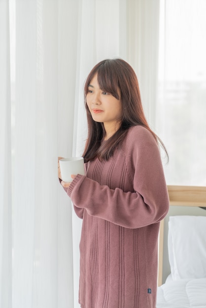 Femmes asiatiques, boire du café le matin