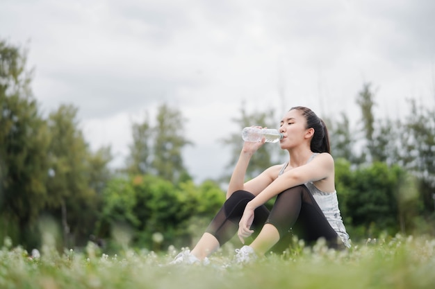 Les femmes asiatiques boivent de l'eau après l'exercice