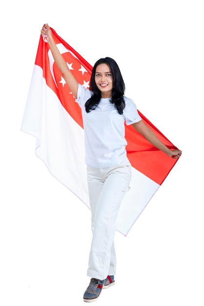 Les femmes asiatiques célèbrent le jour de l'indépendance de Singapour le 09 août en tenant le drapeau national de Singapour