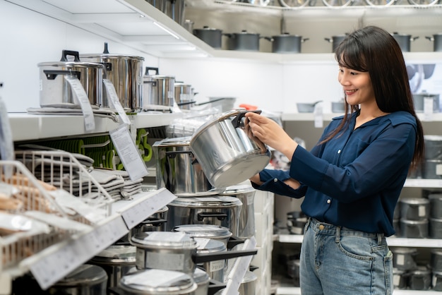 Les Femmes Asiatiques Choisissent D'acheter De Nouveaux Ustensiles De Cuisine Dans Le Centre Commercial. Shopping Pour L'épicerie Et Les Articles Ménagers.