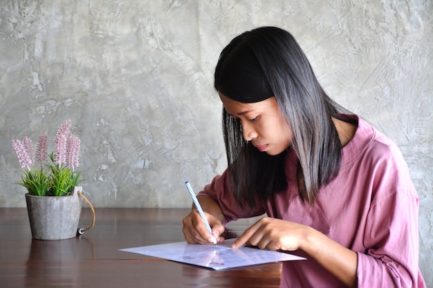 Femmes asiatiques commander du café