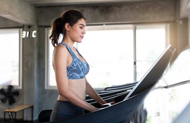 Femmes asiatiques, courant, à, gymnase