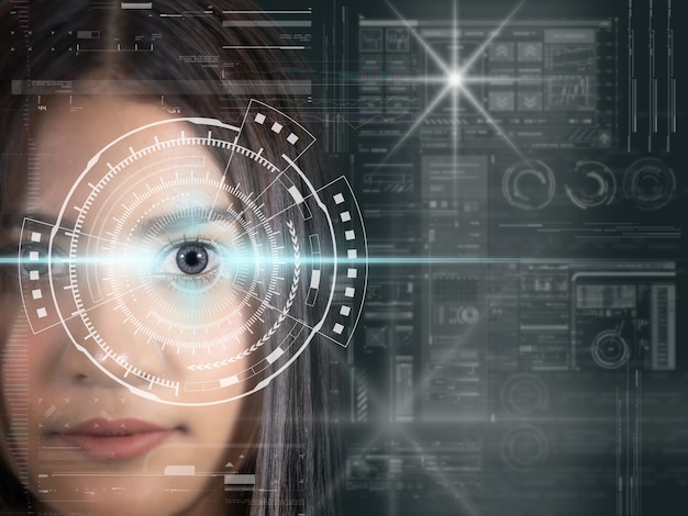 Les femmes asiatiques étant un écran de technologie numérique de vision futuriste sur l'arrière-plan de la vision des yeux