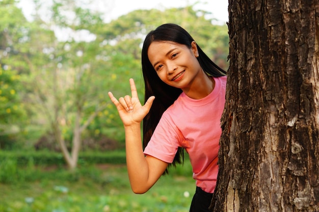 Femmes asiatiques étreignant des arbres le concept d'amour pour le monde