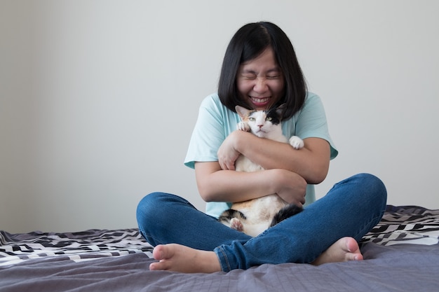 Photo les femmes asiatiques étreignent avec amour les gros chats.