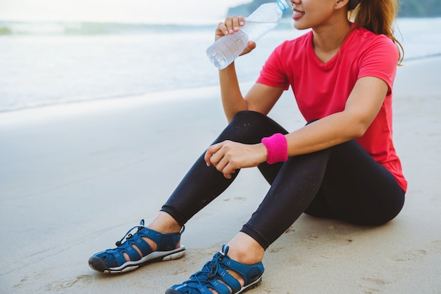 Femmes asiatiques faisant du jogging sur la plage