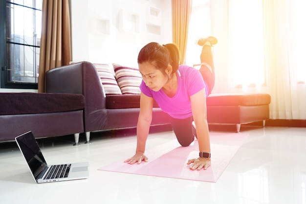 Les femmes asiatiques font de l&#39;exercice en redressant leurs jambes