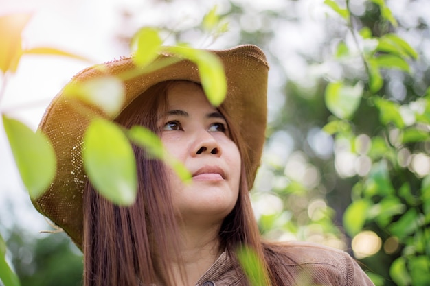 Femmes asiatiques en forêt.