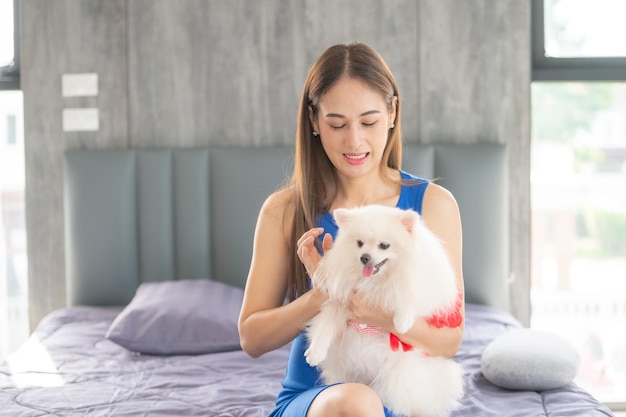 Femmes asiatiques heureuses avec un chien à la maison