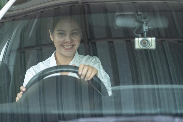 Femmes asiatiques heureuses conduisant une voiture