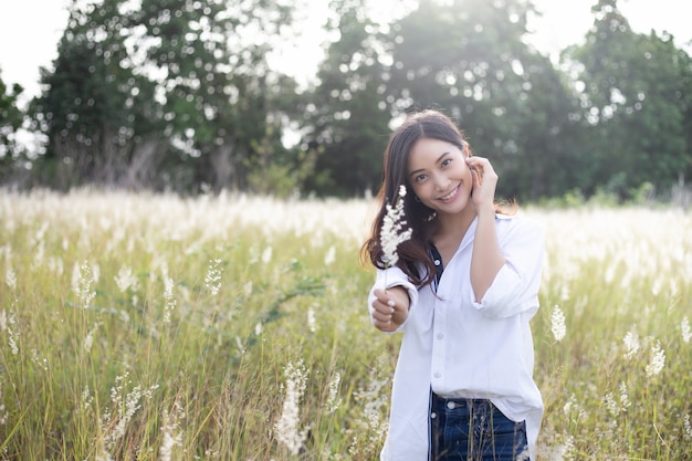 Les femmes asiatiques heureux sourire sur le temps de détente au pré et l&#39;herbe