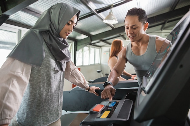 Les femmes asiatiques hijab courir sur tapis roulant