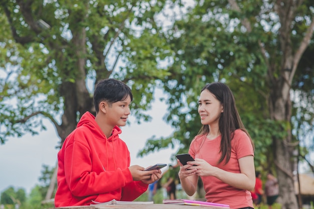 Les femmes asiatiques avec Lady boy LGBT utilisent la technologie en ligne de la classe d'étude d'apprentissage de recherche de smartphone mobile, concept d'éducation de retour à l'école