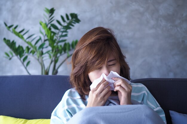 Les femmes asiatiques ont la fièvre et le nez qui coule.