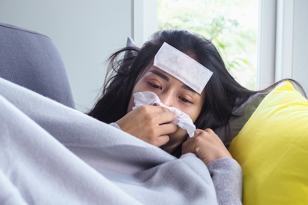 Les femmes asiatiques ont une forte fièvre et un nez qui coule. concept de personnes malades