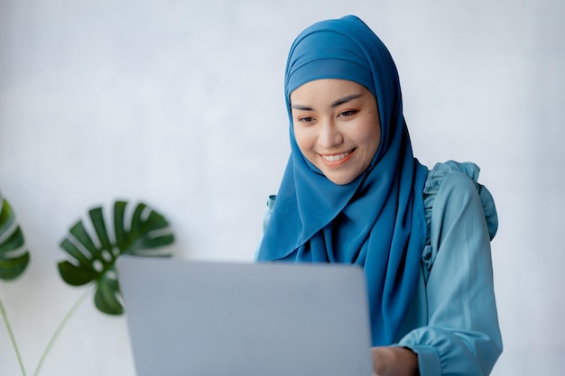 Femmes asiatiques portant le hijab assises dans le bureau d'une start-up gérée et exploitée par une jeune femme talentueuse Le concept de gestion pousse l'entreprise des femmes leaders à se développer