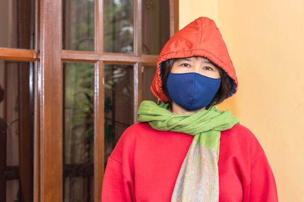 Les femmes asiatiques portent un masque chirurgical avant de quitter la maison réduisent l'infection par le covid-19