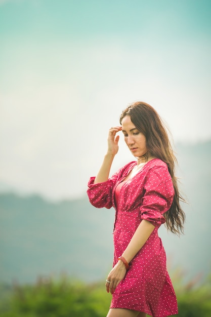 Femmes asiatiques en robe rouge au lever du soleil