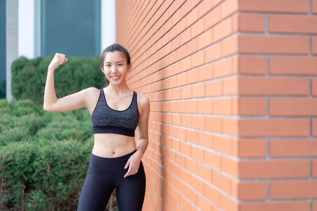 Les femmes asiatiques s'étirent et s'échauffent avant l'exercice