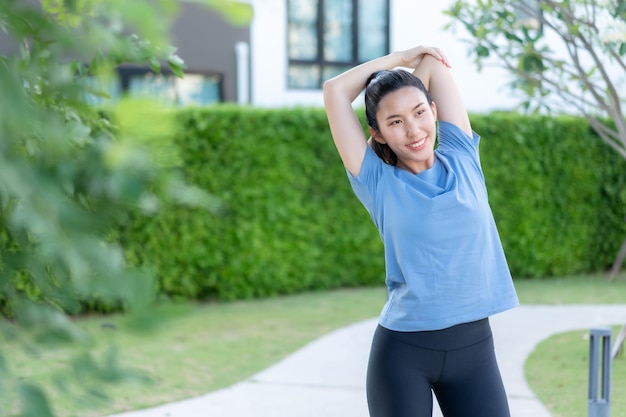 Les femmes asiatiques s'étirent et s'échauffent avant l'exercice