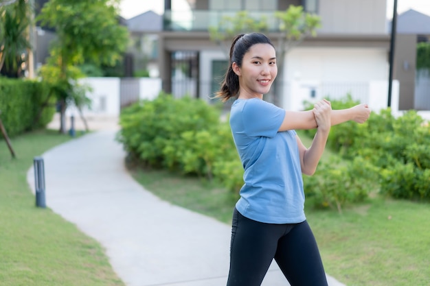 Les femmes asiatiques s'étirent et s'échauffent avant l'exercice