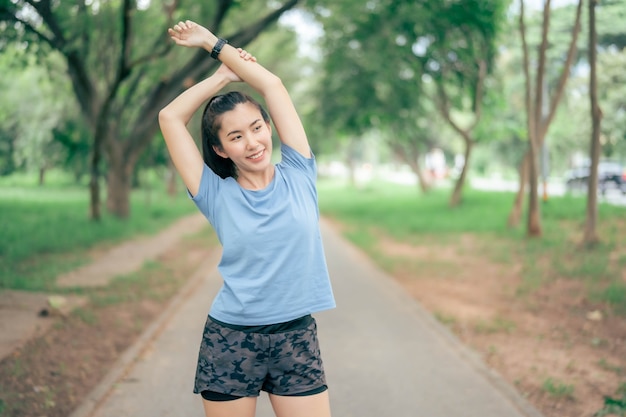 Les femmes asiatiques s'étirent et s'échauffent avant l'exercice