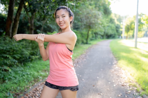 Les femmes asiatiques s'étirent et s'échauffent avant l'exercice