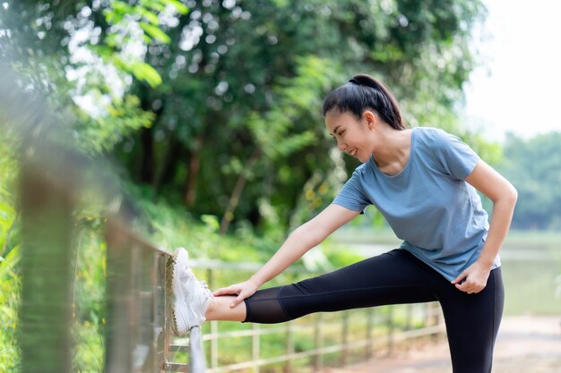 Les femmes asiatiques s'étirent et s'échauffent avant l'exercice