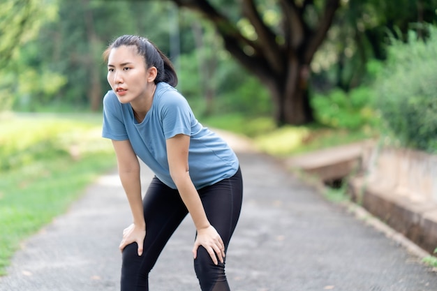 Les femmes asiatiques s'étirent et s'échauffent avant l'exercice