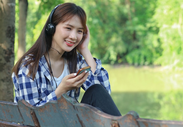 Les femmes asiatiques se détendent en écoutant de la musique