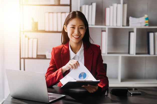 Les femmes asiatiques sont stressées en travaillant sur un ordinateur portable Une femme d'affaires asiatique fatiguée avec des maux de tête au bureau se sentant malade au travail