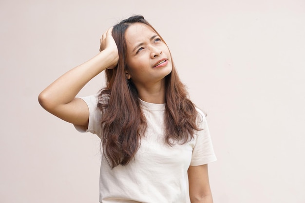 Les femmes asiatiques souffrent de stress au travail Mettez votre main sur votre têtex9