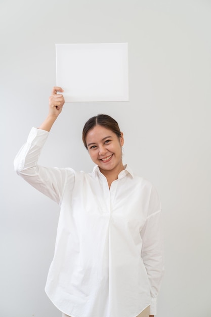 Femmes asiatiques tenant un tableau blanc Espace publicitaire