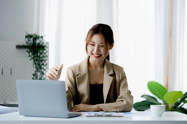 Femmes asiatiques travaillant au bureau jeunes femmes d'affaires asiatiques en tant que cadres d'entreprise fondant et dirigeant des cadres de démarrage jeunes femmes chefs d'entreprise