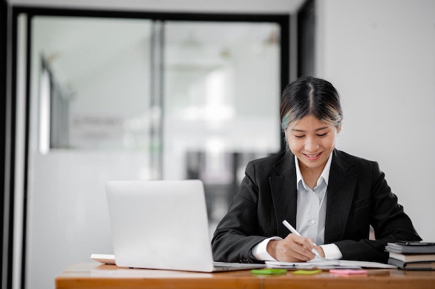 Femmes asiatiques travaillant au bureau jeunes femmes d'affaires asiatiques en tant que cadres d'entreprise fondant et dirigeant des cadres de démarrage jeunes femmes chefs d'entreprise