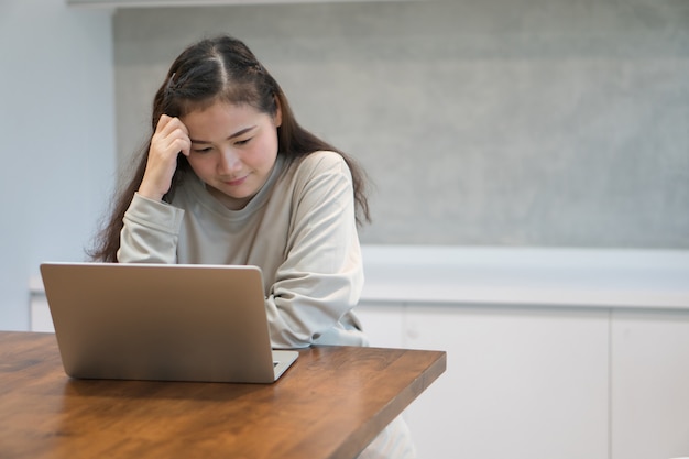 Les femmes asiatiques travaillent à domicile et sont stressées en raison de problèmes de travail après avoir été touchées