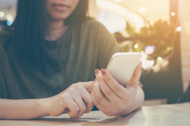 Femmes asiatiques utilisant un smartphone au restaurant