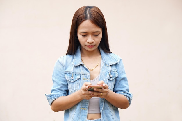 Les femmes asiatiques utilisent volontiers leur téléphone car les résultats d'exploitation sont plus rentables