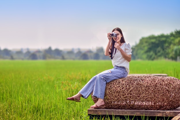 Des femmes asiatiques voyagent dans la nature avec une photo prenant une photo