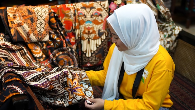 Les femmes asiatiques voyagent pour voir le batik