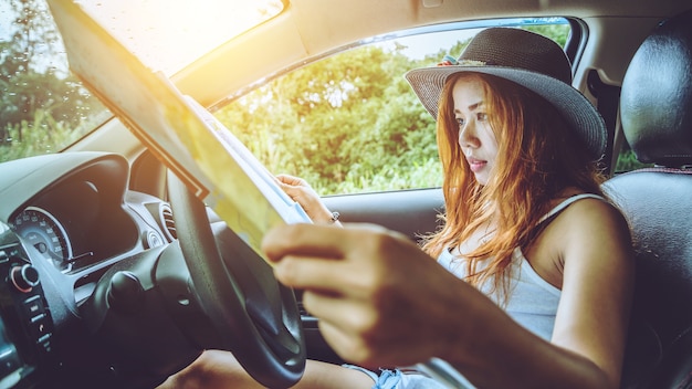 Les femmes asiatiques voyagent se détendre dans les vacances