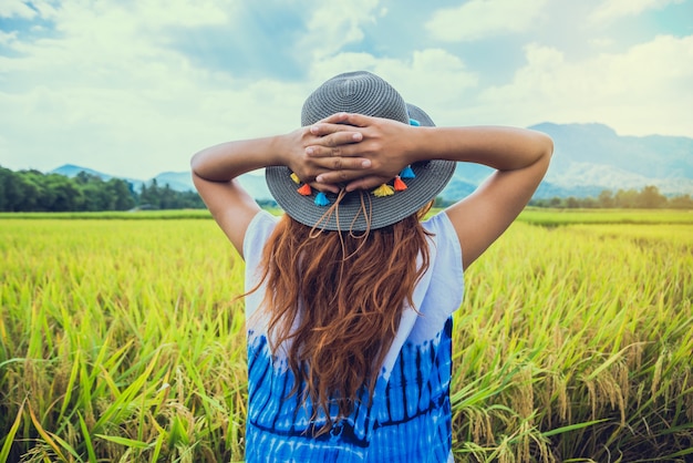 Les femmes asiatiques voyagent se détendre dans les vacances