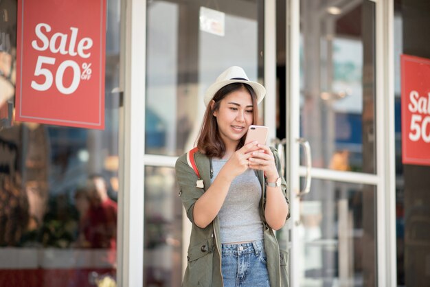 Les femmes asiatiques voyagent shopping