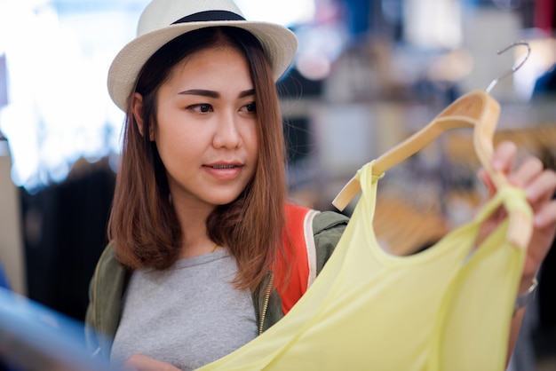 Les femmes asiatiques voyagent shopping.